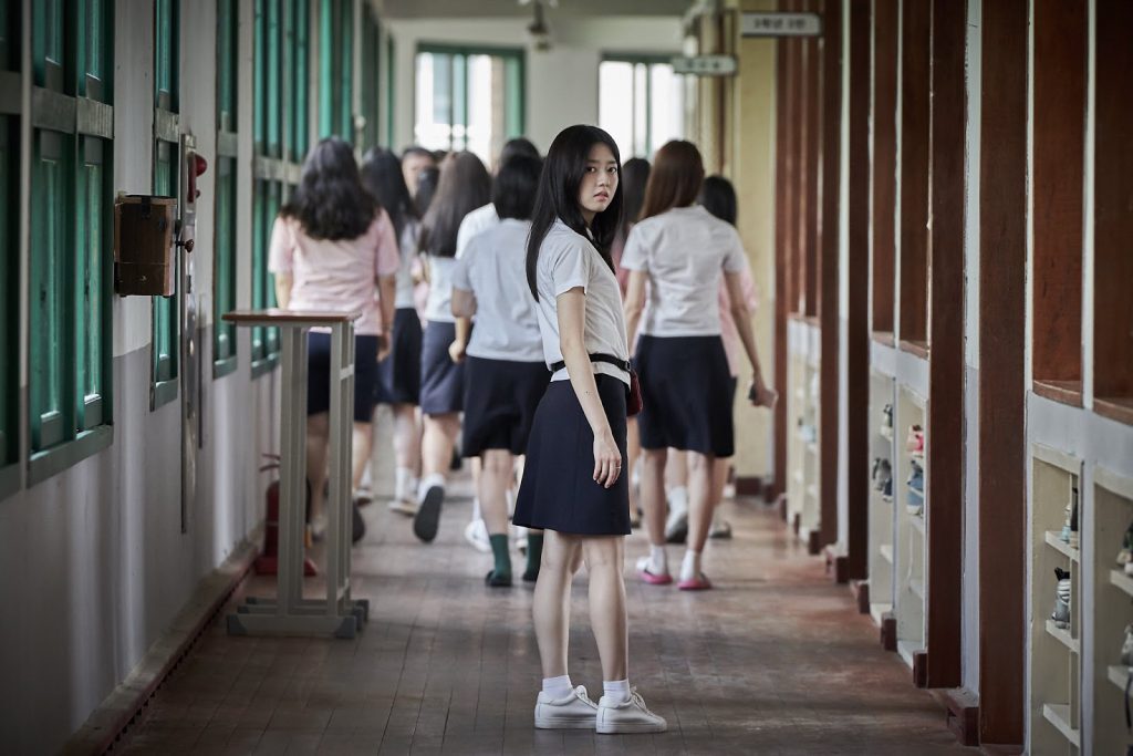 Poster film horor Whispering Corridors 6: The Humming dengan karakter dokter sekolah.