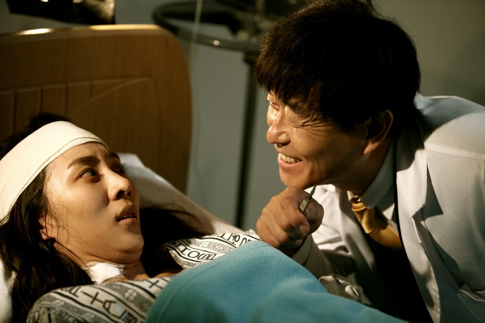Cuplikan film Korea Doctor (2012) menampilkan ahli bedah dengan ekspresi tegang di ruang operasi.