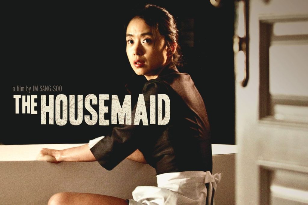 Poster film The Housemaid menampilkan karakter wanita dengan ekspresi penuh rahasia dalam suasana rumah mewah namun mencekam.