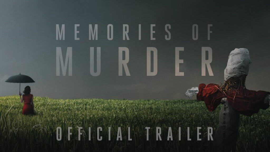 Poster film Memories of Murder bergaya suram, dua detektif duduk di tengah suasana penyelidikan kasus pembunuhan.