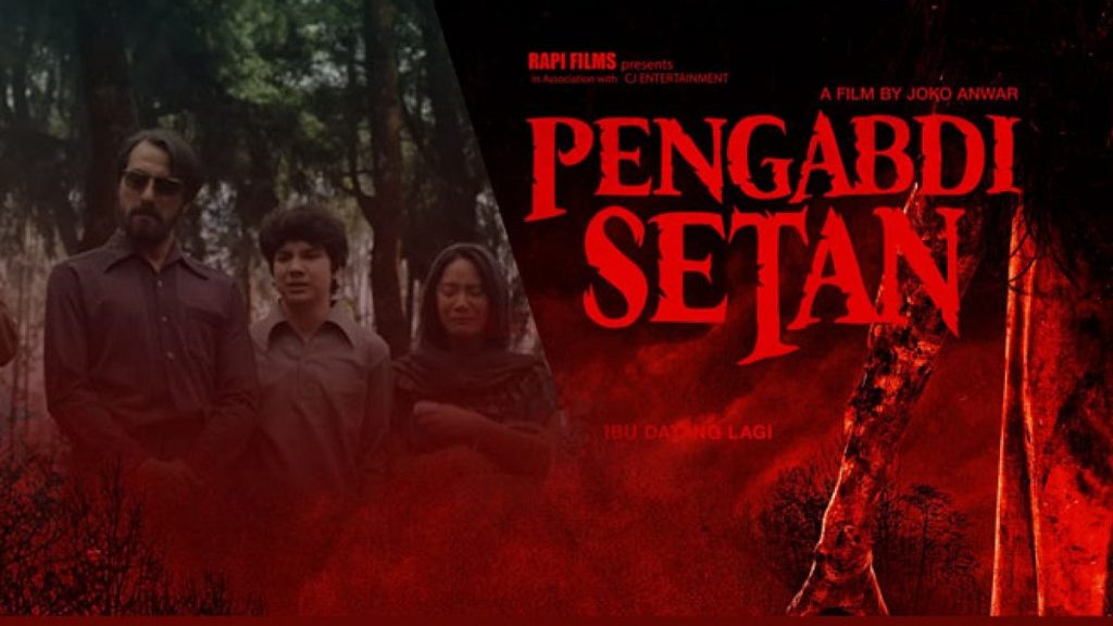 Poster film horor Indonesia Pengabdi Setan (2017) karya Joko Anwar yang menampilkan suasana rumah angker dan teror arwah ibu.